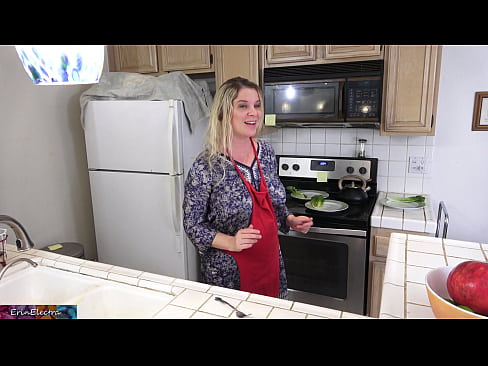 ❤️ A madrasta a ordenhá-lo na cozinha antes do seu encontro ❤️  Sexo em pt.port-amurasso.ru ❌️❤